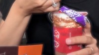 Selain makanan yang trending, beberapa camila sederhana juga menjadi favoritnya. Seperti roti bakar rasa KitKat yang diakui Tasya tak pernah bisa melupakan rasanya. Foto: Instagram/tasyafarasya