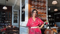 Gaya kecenya tak pernah ketinggalan setiap keluar rumah. Menyambangi kafe yang keren, ia dibalut pakaian merah muda untuk bersantai sambil memesan menu-menu di sana. Foto: Instagram/tasyafarasya