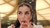 Akrab dengan busana dan produk mewah membuat Tasya Farasya menjadi langganan di toko barang mewah. Momennya tertangkap saat menyambangi kafe pada pop up store Bvlgari. Foto: Instagram/tasyafarasya