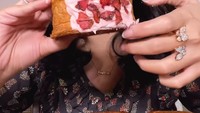 Tidak ingin ketinggalan tren, Tasya Farasya juga ikut mencicipi cromboloni. Ia mengaku merasa kegirangan saat mendapatkan cromboloni hingga 5 kotak di hadapannya. Foto: Instagram/tasyafarasya