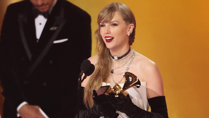 LOS ANGELES, CALIFORNIA - FEBRUARY 04: (FOR EDITORIAL USE ONLY) Taylor Swift accepts the 