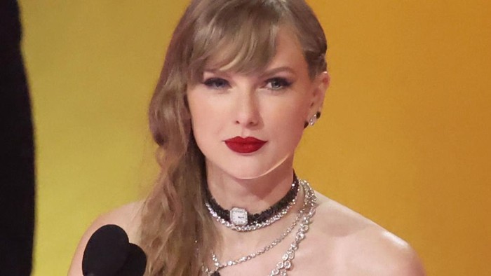 LOS ANGELES, CALIFORNIA - FEBRUARY 04: (FOR EDITORIAL USE ONLY) Taylor Swift accepts the 