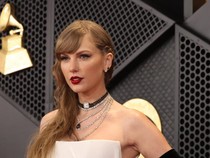 Bukan Travis Kelce, Ini Sosok yang Temani Taylor Swift di Red Carpet Grammy