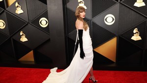 Taylor Swift sebelumnya mengkonfirmasi tak bisa hadir di ajang penghargaan Grammy Awards 2024. Hal ini diungkapkan oleh tim ET yang menegaskan bintang itu tak bisa hadir. Alasan Taylor Swift tak bisa hadir karena masih menjalani rangkaian tur The Eras Tour miliknya. Sampai saat ini Taylor Swift masih sibuk dengan konser besarnya itu.