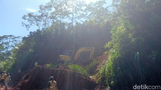 Tebing di jalur Banjarnegara-Pekalongan dan jalur wisata Dieng di Desa Slatri, Kecamatan Karangkobar, Banjarnegara, longsor, Senin (5/2/2024).