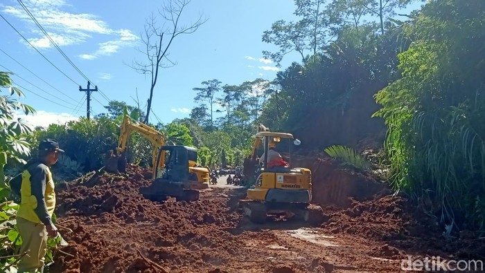 Tebing di jalur Banjarnegara-Pekalongan dan jalur wisata Dieng di Desa Slatri, Kecamatan Karangkobar, Banjarnegara, longsor, Senin (5/2/2024).