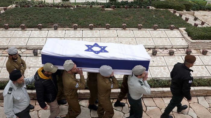Soldiers carry the coffin of Israeli military reservist Sergeant first class Shimon Yehoshua Asulin, who was killed in the southern Gaza Strip amid the ongoing ground operation of the Israeli army against Palestinian Islamist group Hamas, during his funeral at the Mount Herzl military cemetery in Jerusalem, February 4, 2024. REUTERS/Ronen Zvulun