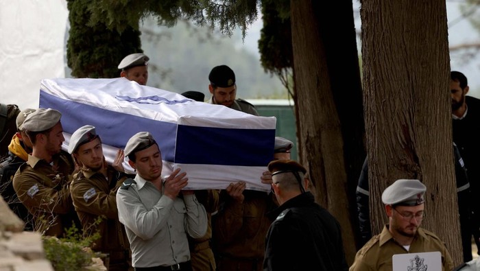 Soldiers carry the coffin of Israeli military reservist Sergeant first class Shimon Yehoshua Asulin, who was killed in the southern Gaza Strip amid the ongoing ground operation of the Israeli army against Palestinian Islamist group Hamas, during his funeral at the Mount Herzl military cemetery in Jerusalem, February 4, 2024. REUTERS/Ronen Zvulun