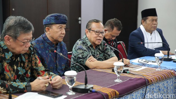 (Kiri-Kanan) Pimpinan Spiritual Nusantara Sri Eko Sriyanto Galgendu, Presidium Majelis Luhur Kepercayaan Indonesia (MLKI) Engkus Ruswana, Ketum Matakin Xueshi Budi Tanuwibowo, Ketum Permabudhi Philip K Wijaya, Ketum PDHI Wisnu Bawa Tenaya, Keuskupan Agung Jakarta Romo Kardinal Ignatius Suharyo, Ketum PGI Gomar Gulton, dan Waketum MUI Marsudi Syuhud bergandengan tangan usai membacakan Seruan Indonesia Damai untuk Pemilu 2024 di Jakarta, Senin (5/2/2024).