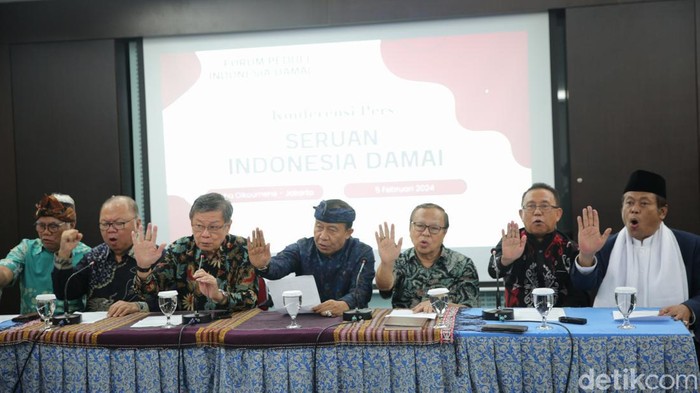 (Kiri-Kanan) Pimpinan Spiritual Nusantara Sri Eko Sriyanto Galgendu, Presidium Majelis Luhur Kepercayaan Indonesia (MLKI) Engkus Ruswana, Ketum Matakin Xueshi Budi Tanuwibowo, Ketum Permabudhi Philip K Wijaya, Ketum PDHI Wisnu Bawa Tenaya, Keuskupan Agung Jakarta Romo Kardinal Ignatius Suharyo, Ketum PGI Gomar Gulton, dan Waketum MUI Marsudi Syuhud bergandengan tangan usai membacakan Seruan Indonesia Damai untuk Pemilu 2024 di Jakarta, Senin (5/2/2024).