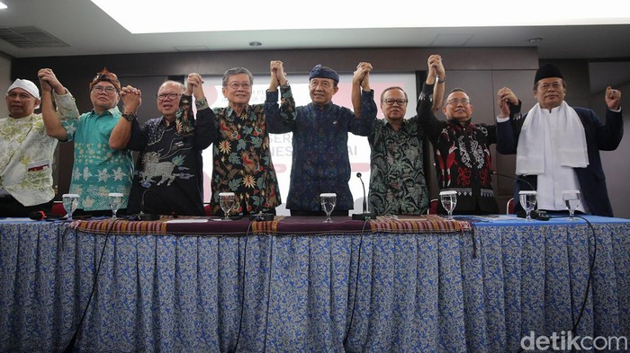(Kiri-Kanan) Pimpinan Spiritual Nusantara Sri Eko Sriyanto Galgendu, Presidium Majelis Luhur Kepercayaan Indonesia (MLKI) Engkus Ruswana, Ketum Matakin Xueshi Budi Tanuwibowo, Ketum Permabudhi Philip K Wijaya, Ketum PDHI Wisnu Bawa Tenaya, Keuskupan Agung Jakarta Romo Kardinal Ignatius Suharyo, Ketum PGI Gomar Gulton, dan Waketum MUI Marsudi Syuhud bergandengan tangan usai membacakan Seruan Indonesia Damai untuk Pemilu 2024 di Jakarta, Senin (5/2/2024).