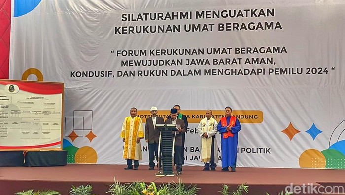 Tokoh lintas agama yang tergabung dalam Forum Kerukunan Umat Beragama (FKUB) Jawa Barat saat melakukan deklarasi pemilu damai 2024 di Hotel Sutanraja, Soreang, Kabupaten Bandung, Senin (5/2/2024).