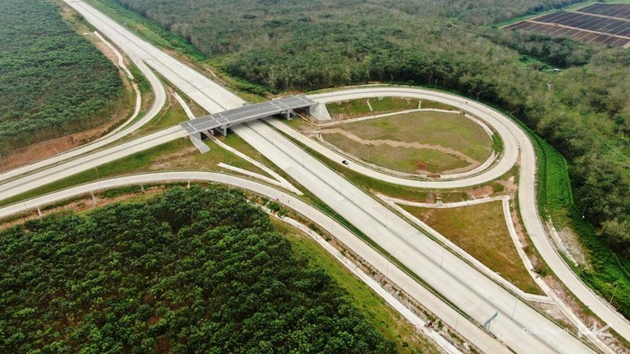 PT Hutama Karya (Persero) menargetkan seluruh Tol Trans Sumatera tahap I sepanjang 972 kilometer (km) rampung tahun ini. Tol ini diharapkan mampu memperkuat konektivitas transportasi darat di wilayah Sumatera.