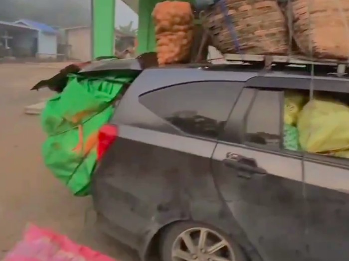 Toyota Calya disiksa bawa barang