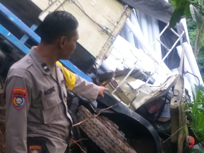 Truk muat paralon terjung ke jurang Jalur Gumitir Jember, sopir tewas