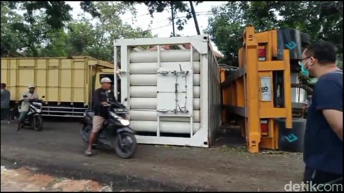 Truk muat tabung oksigen terguling hingga bikin macet akses Bangkalan-Sampang