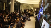 Warga yang tidak kebagian tempat menonton dari layar besar yang disediakan.