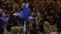 Kehadiran Anies disambut meriah warga yang menonton. 