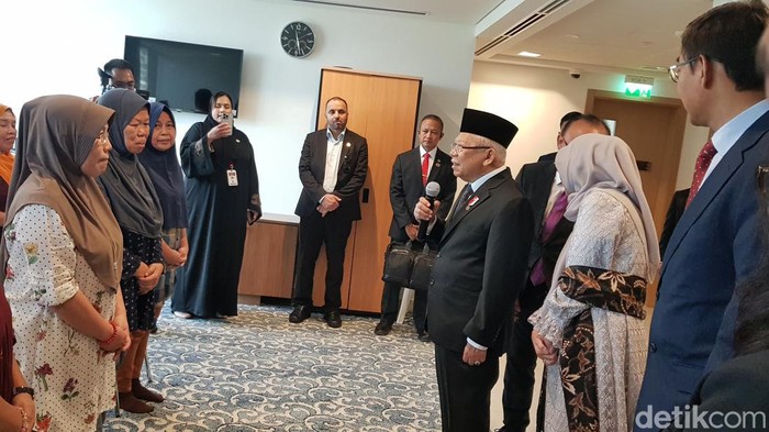 Wapres RI Maruf Amin mendengarkan curhat tenaga kerja Indonesia di penampungan di KBRI Abu Dhabi, Uni Emirat Arab.