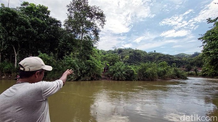 Warga perlihatkan derasnya arus Sungai Cidadap Sukabumi.