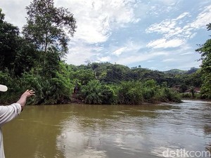 Warga Loji Sukabumi Dambakan Jembatan Penyeberangan di Sungai Cidadap