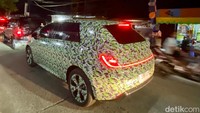 Mobil listrik yang diduga Wuling Cloud EV kepergok tengah wara-wiri di Bekasi, Jawa Barat. Bahkan, redaksi detikOto sempat memotret kendaraan tersebut saat melintas di Jalan Raya Pemuda, Kranji, Bekasi Barat pada Sabtu malam (3/5). Foto: Septian Farhan Nurhuda / detik.com