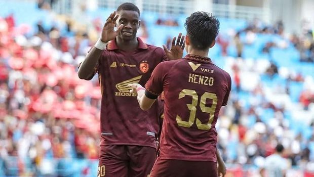 Adilson Silva dan Kenzo Nambu merayakan gol yang dicetaknya saat PSM Makassar membantai Persita Tangerang 4-0 dalam laga Liga 1 di Stadion Batakan.