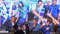 Usai menyampaikan pidato politik, AHY, SBY dan Annisa Pohon mengajak para kader bernyanyi bersama.