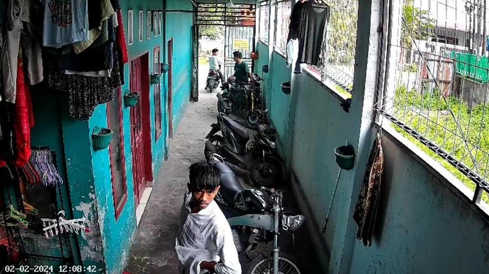 Aksi curanmor di rumah kos di Medan. (Istimewa)