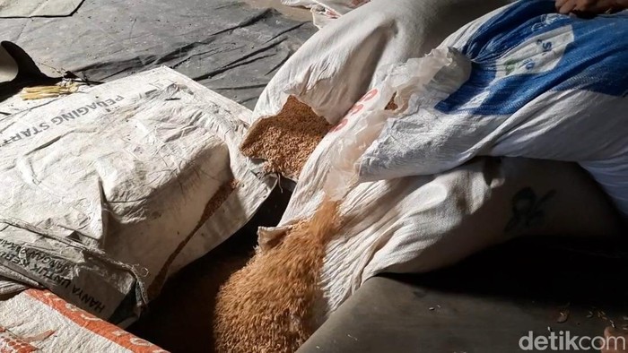 Aktivitas pengusaha penggilingan padi di Kelurahan Sambongjaya, Kota Tasikmalaya, Jawa Barat Sepi Selasa (6/2/24).