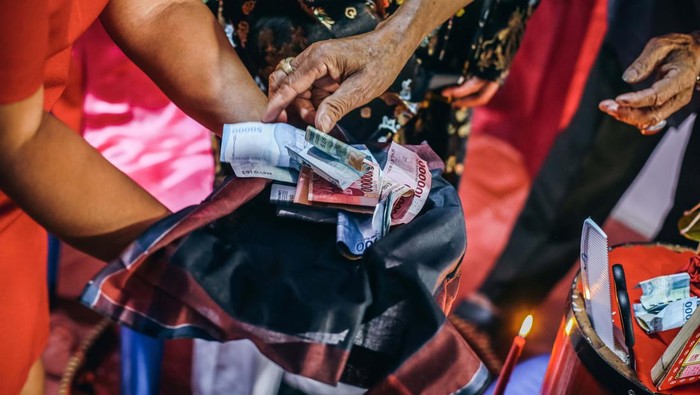 Tradisi sawer dari keluarga untuk pasangan pengantin dalam acara adat pernikahan tradisional Cina Benteng atau Cio Tao di Panongan, Tangerang, Banten.