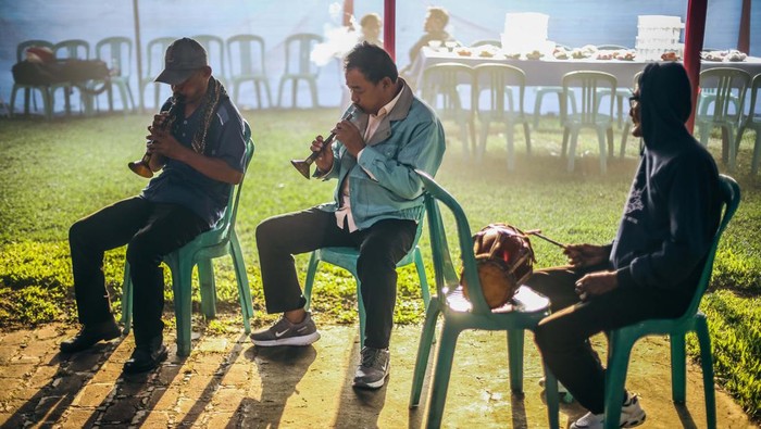 Foto kolase warga Cina Benteng Ongnih (kiri) dan Suanda (kanan) saat menggelar adat pernikahan tradisional Cina Benteng atau Cio Tao di Panongan, Tangerang, Banten.
