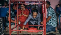 Kedua orang tua mempelai terlihat seperti dua lilin yang terus menyala, menerangi jalan bagi anak-anak mereka. Dengan penuh kasih sayang, mereka mempersiapkan segala sesuatunya untuk memastikan agar acara sakral tersebut berjalan dengan lancar. 