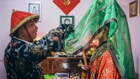Di tengah modernisasi, Ongnih dan Suanda adalah dua di antara warga China Benteng yang masih menjaga tradisi Cio Tao untuk merajut masa lalu dalam harapan pada masa depan. 