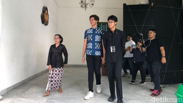 Alam Ganjar didampingi Raden Mas Drasthya Wironegoro berkeliling kompleks Keraton Jogja, Selasa (6/2).