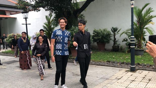 Alam Ganjar didampingi Raden Mas Drasthya Wironegoro berkeliling kompleks Keraton Jogja, Selasa (6/2).