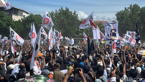Anies Baswedan saat tiba di Lapangan Karang Pule Sekarbela, Kota Mataram, NTB pada Selasa (6/2/2024). (Helmy Akbar / detikBali)