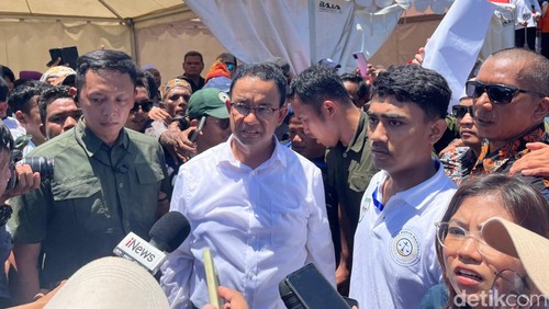 Anies Baswedan seusai memimpin kampanye akbar di Lapangan Karang Pule Sekarbela, Kota Mataram, NTB, Selasa (6/2/2024). (Helmy Akbar / detikBali)