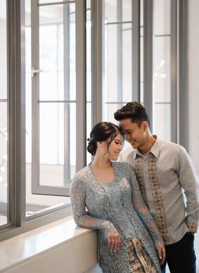 Romantis, keduanya tampil kompak dan mesra dalam balutan pakaian bernuansa biru. Mitzi sendiri tampil cantik mengenakan kebaya kutu baru klasik rancangan Fadlan Indonesia. Foto: Instagram/@mitziabigail