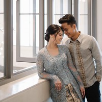 Romantis, keduanya tampil kompak dan mesra dalam balutan pakaian bernuansa biru. Mitzi sendiri tampil cantik mengenakan kebaya kutu baru klasik rancangan Fadlan Indonesia. Foto: Instagram/@mitziabigail