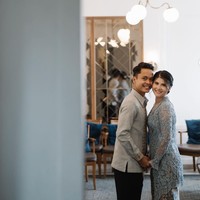 Kebaya kutu baru yang dikenakan oleh Mitzi itu memiliki detail double layer di bagian pinggul dan fringe. Kebaya tersebut dipadukan dengan batik tulis latar motif kawung warna indigo. Motif kawung yang sama dibordir sebagai highlight kemeja yang dikenakan Anthony. Foto: Instagram/@mitziabigail
