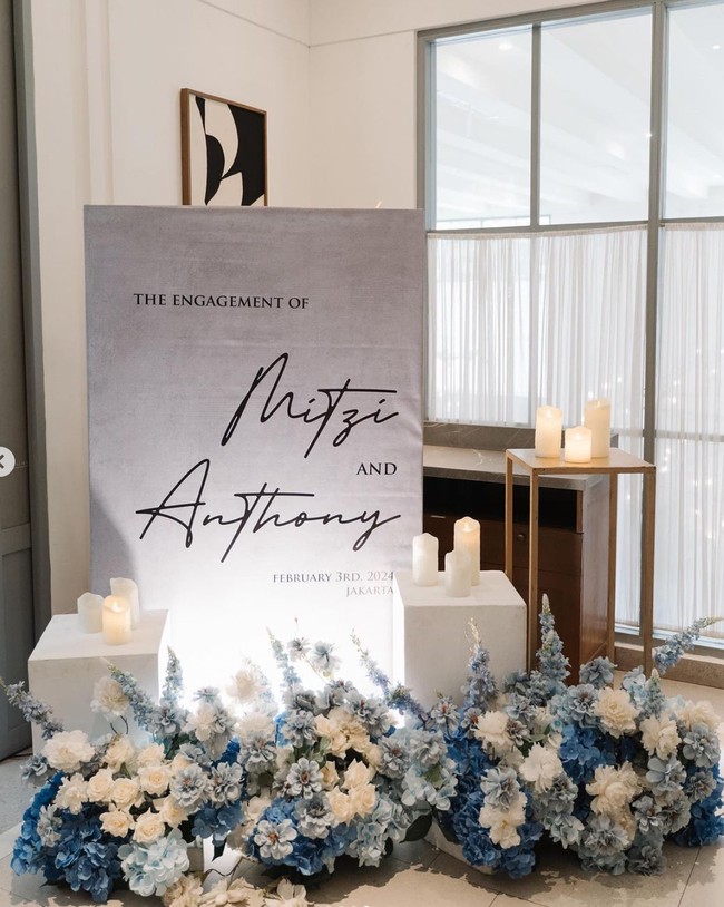 Senada dengan pakaian yang dikenakan, dekorasi di acara pertunangan Anthony dan Mitzi juga didominasi oleh warna biru. Dekorasi tersebut tampak simpel dan elegan dengan bertabur aneka bunga berwarna biru dan putih. Foto: Instagram/@mitziabigail