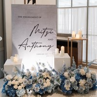 Senada dengan pakaian yang dikenakan, dekorasi di acara pertunangan Anthony dan Mitzi juga didominasi oleh warna biru. Dekorasi tersebut tampak simpel dan elegan dengan bertabur aneka bunga berwarna biru dan putih. Foto: Instagram/@mitziabigail