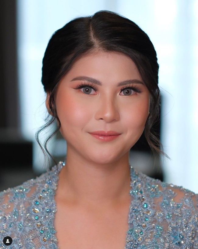 Mitzi tampil cantik di hari bahagianya dengan riasan natural glam dari NW MUA. Sementara untuk menata rambutnya, Mitzi memercayakan hair stylist Shellvy Gozier. Foto: Instagram/@mitziabigail