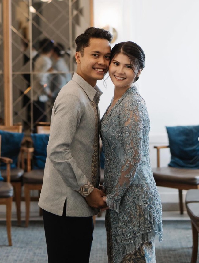 Di hari bahagia pertunangannya Mitzi tampil cantik dan anggun, sementara Anthony Ginting tampak gagah. Ekspresi bahagia pun tampak jelas di wajah Mitzi dan Anthony Ginting. Foto: Instagram/@fadlan_indonesia