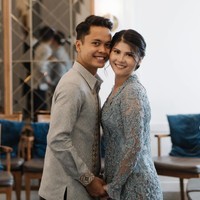 Di hari bahagia pertunangannya Mitzi tampil cantik dan anggun, sementara Anthony Ginting tampak gagah. Ekspresi bahagia pun tampak jelas di wajah Mitzi dan Anthony Ginting. Foto: Instagram/@fadlan_indonesia