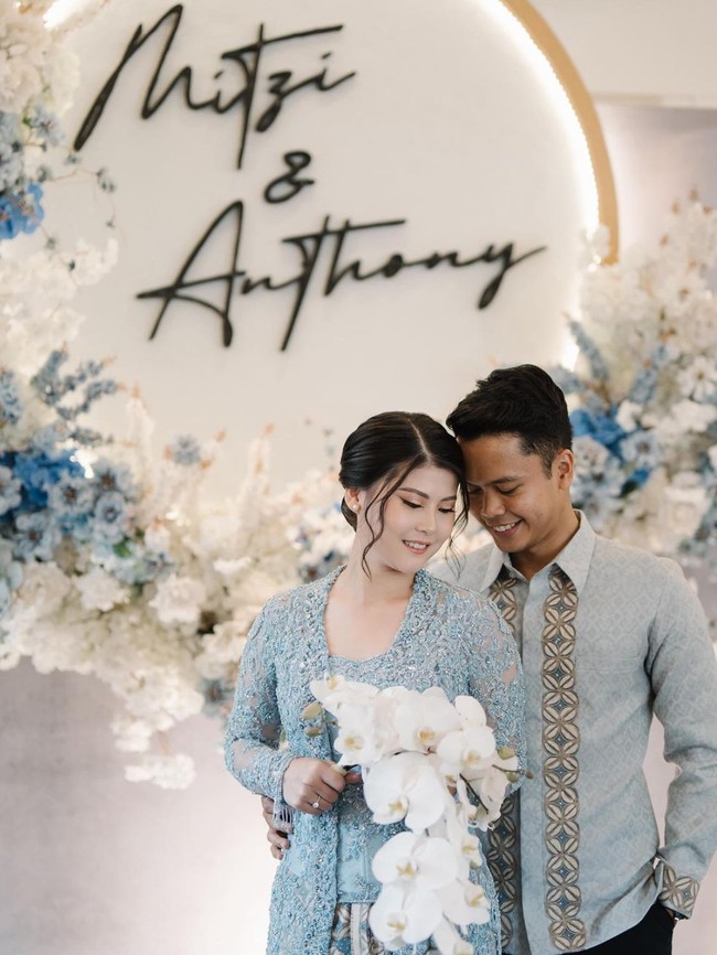 Tepat pada Sabtu (3/2/24) pebulutangkis Anthony Ginting menggelar pertunangan dengan kekasihnya, Mitzi Abigail. Melalui akun Instagram pribadinya, Mitzi membagikan foto-foto momen pertunangannya dengan Anthony. Foto: Instagram/@mitziabigail