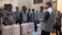 Pembagian kaos itu dilakukan di rumahnya, Jl Diponegoro, Menteng, Jakarta Pusat.