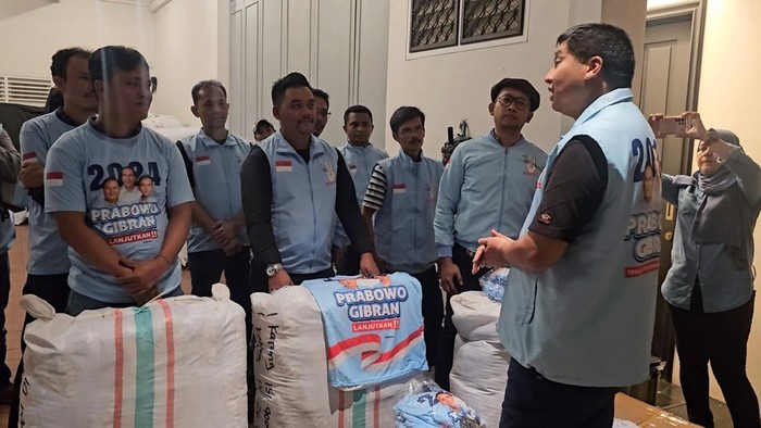 Ara Sebar Puluhan Ribu Kaos Prabowo-Gibran ke-7 Provinsi di Indonesia Maruarar Sirait menyebar puluhan ribu kaos Prabowo-Gibran ke sejumlah titik strategis. Ia menyebut akan total memberikan dukungan ke pasangan Prabowo-Gibran.