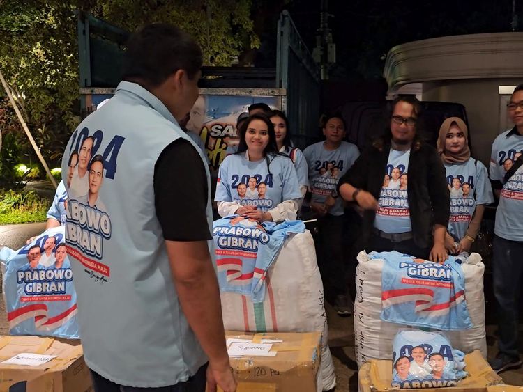 Ara Sebar Puluhan Ribu Kaos Prabowo-Gibran ke-7 Provinsi di Indonesia